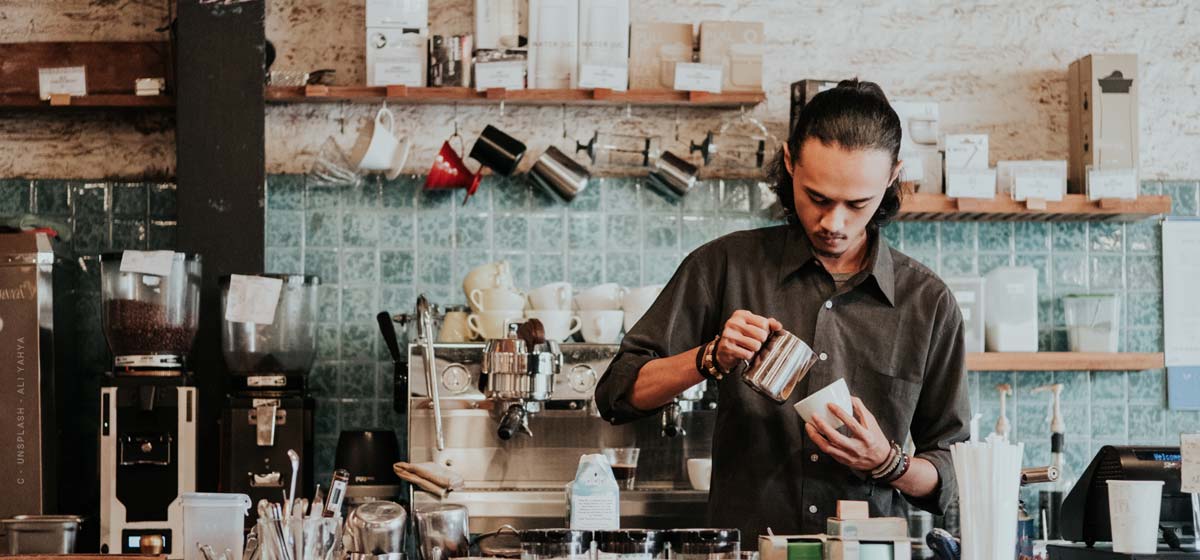 cafe-restaurant-top-tips-los-angeles-cafe-coffee-best-ranking-bartender-washing-glases
