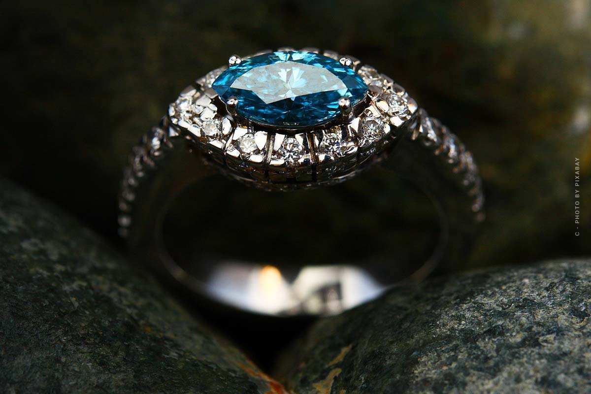tiffanys-co-diamond-ring-wedding-engagement-blue-silver-gold-accesoires-expensive-luxury