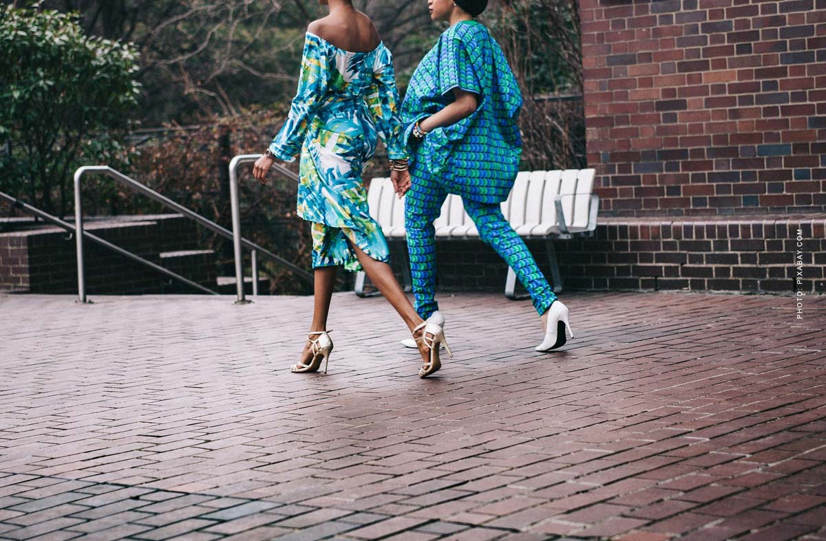 kenzo-heels-fashion-frauen-catwalk-printdesign-farben-muster-model