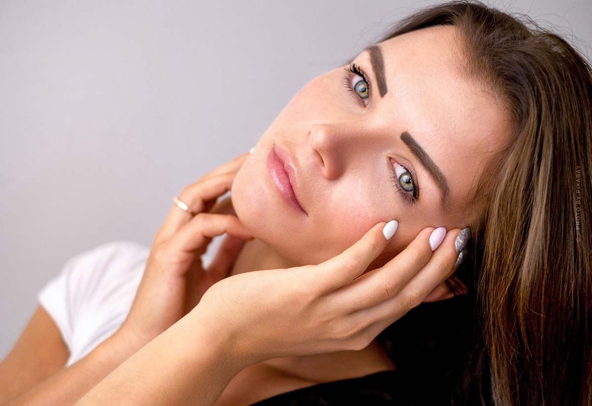 Gesichtspflegeroutine-Frau-Gesicht-Model-schone Haut-Tipps-Routine-Pflege