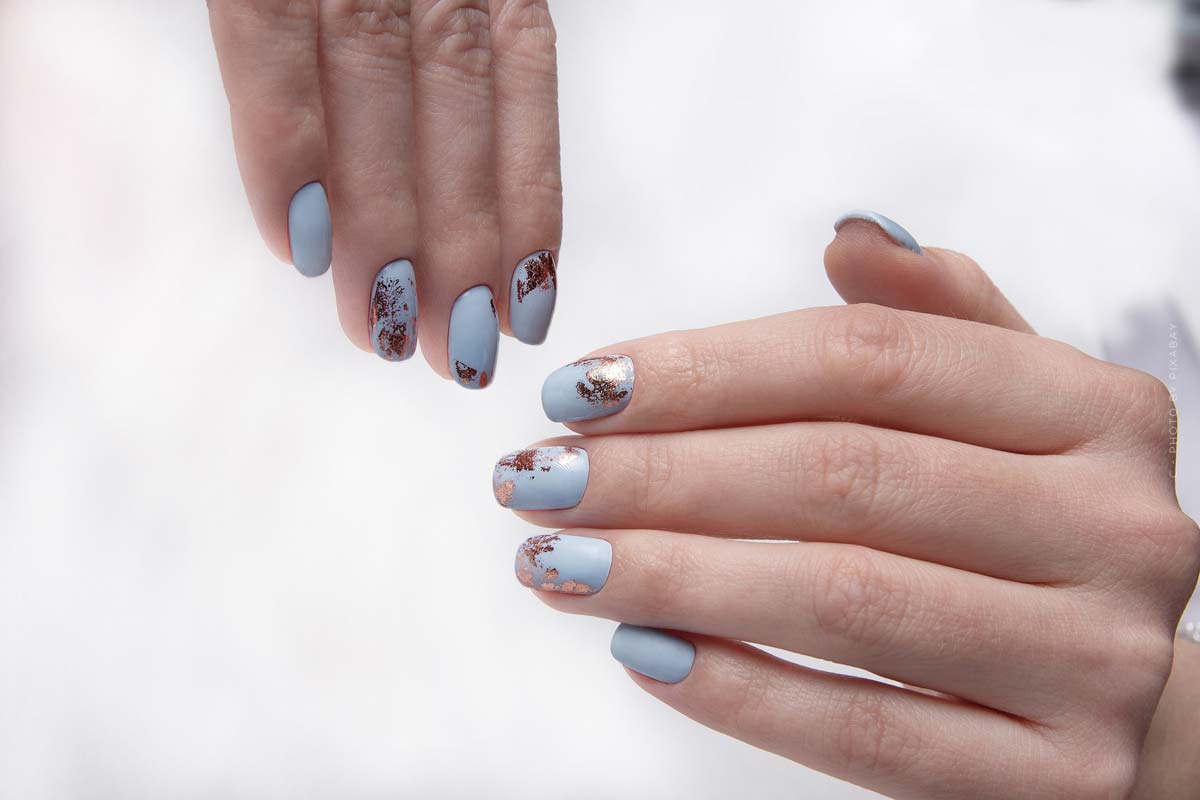 Nageldesigns-Nägel-Nails-Nagellack-Nailpolish-blau-blue-hände-hands-weiß-white