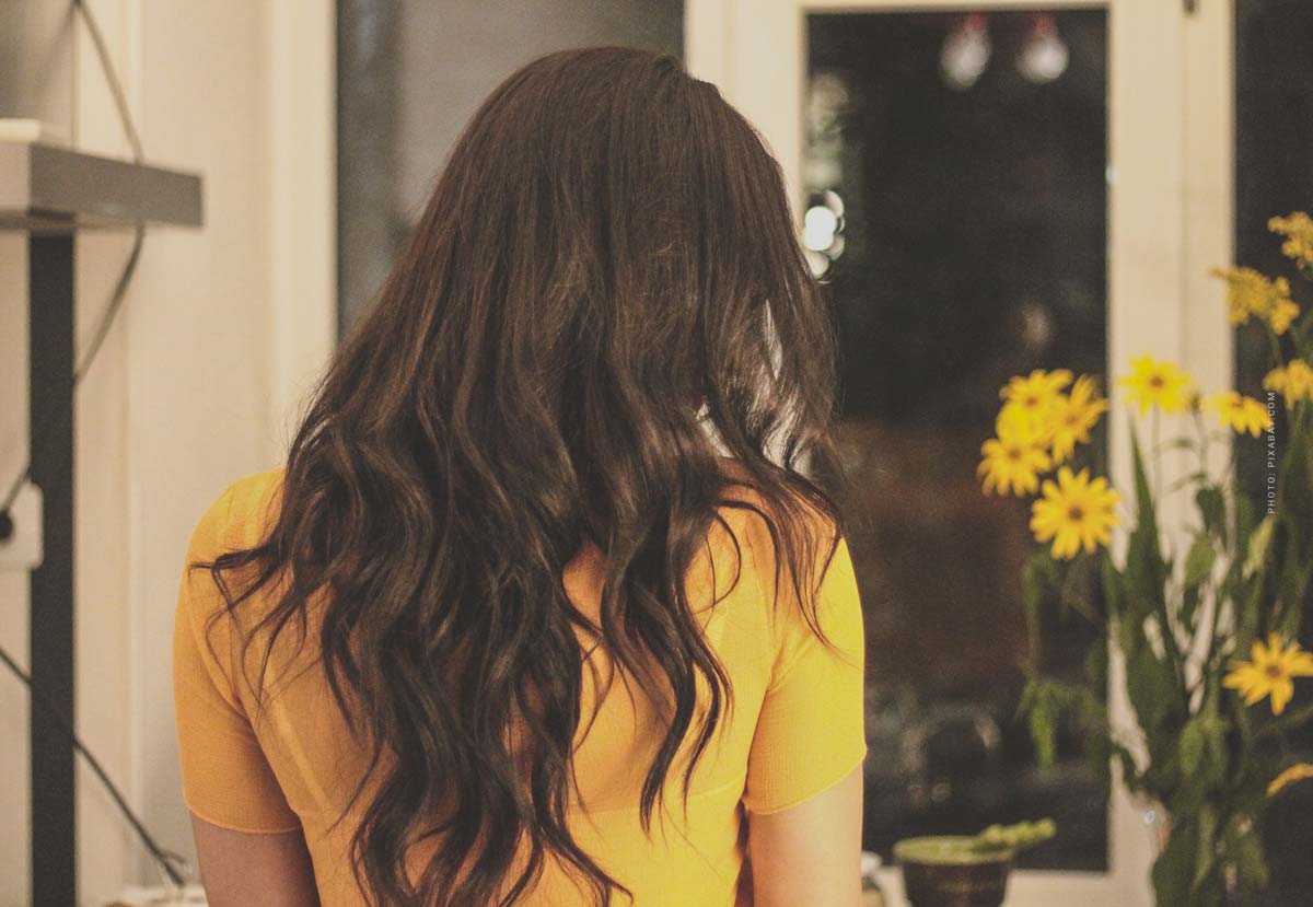 brunette-braun-haare-langehaare-locken-beachwaves-shirt-gelb-sonennblumen-frau