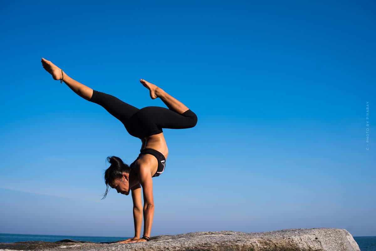 frau-weiblich-sport-yoga-schwarz-leggings-top-berg-himmel-blau-wolkenlos