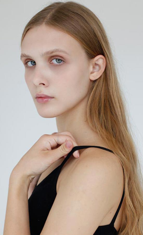 Viktoria Yerchyk<br /><span class="model-data-overview">EU 177cm | US 5′ 9.5“</span>